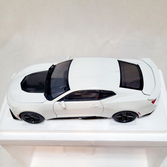 AUTOart Chevrolet Camaro ZL1 Summit White 1/18 Composite Diecast Model Car 71206 - Picture 5 of 16